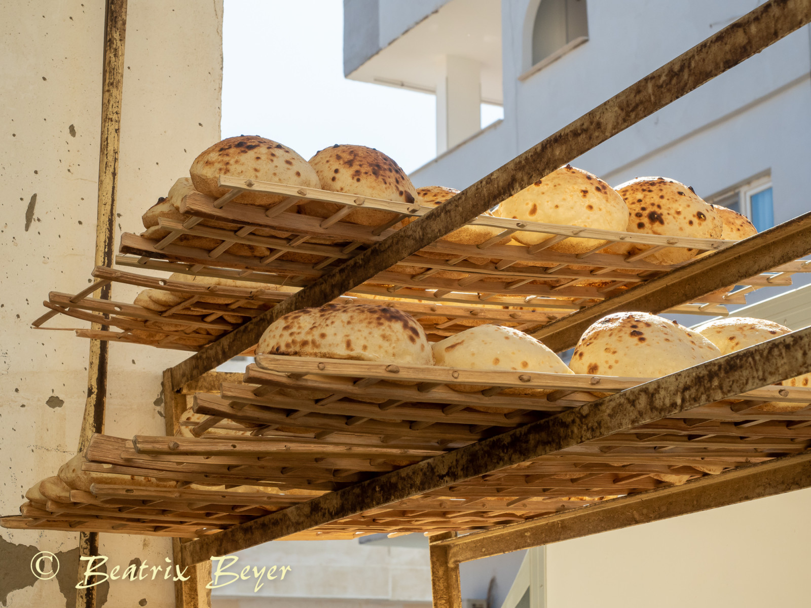 hier wird frisches arabisches Brot gebacken
