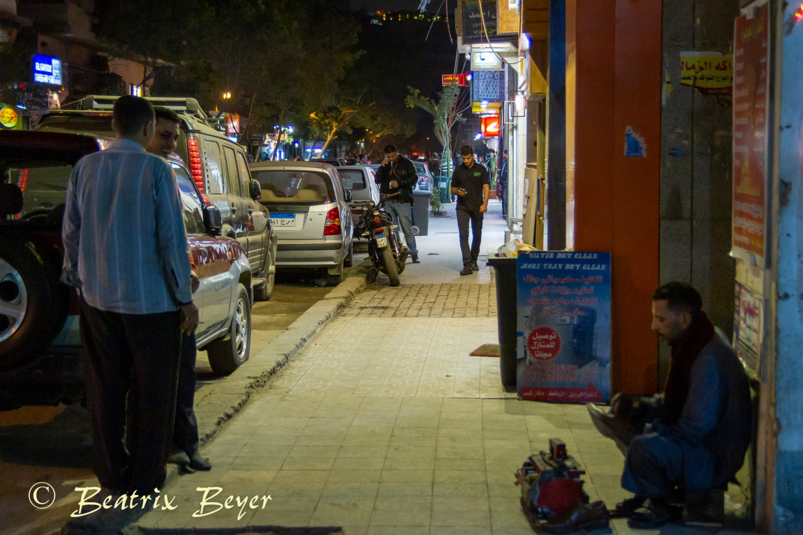 ein Schuhputzer an der Strasse
