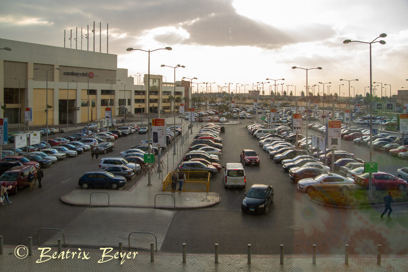 ein riesiger Parkplatz