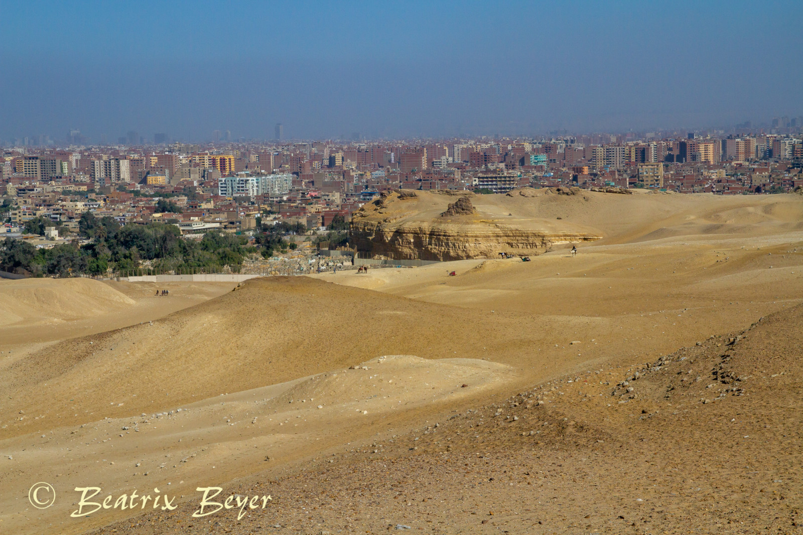 an den Pyramiden, Blick auf Kairo